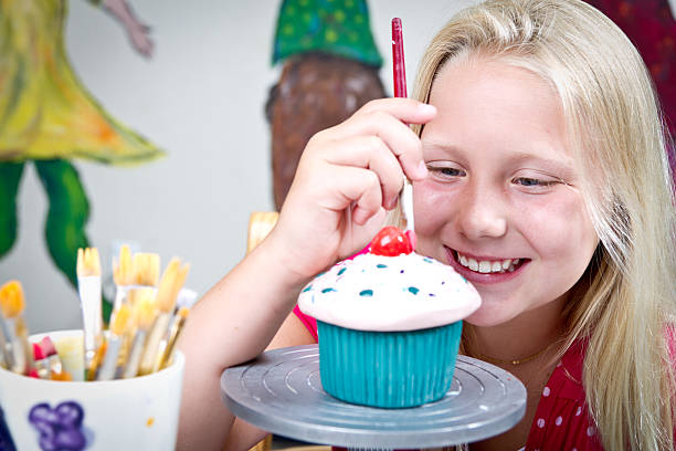 linda rubia chica pintura de diez años de cerámica - food child childs play clay craft fotografías e imágenes de stock