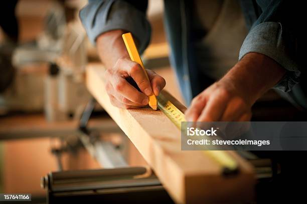 Carpenter Messen Einem Holz Plank Stockfoto und mehr Bilder von Schreiner - Schreiner, Tischlerarbeit, Bandmaß