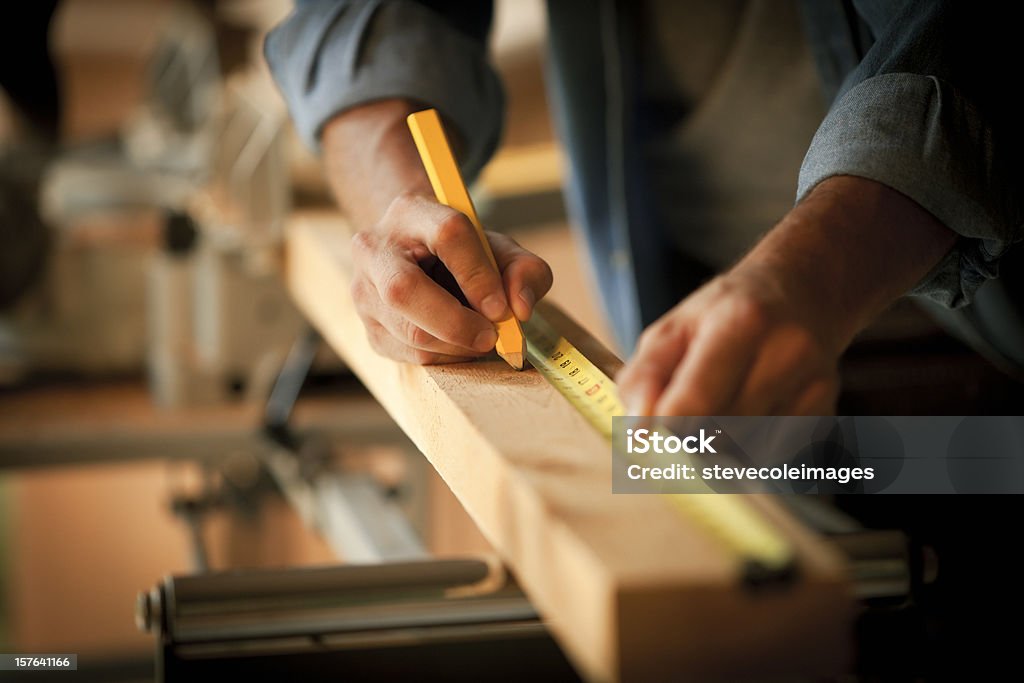 Carpentiere di una tavola di legno - Foto stock royalty-free di Carpentiere Carpentiere di una tavola di legno - Foto stock royalty-free di Carpentiere