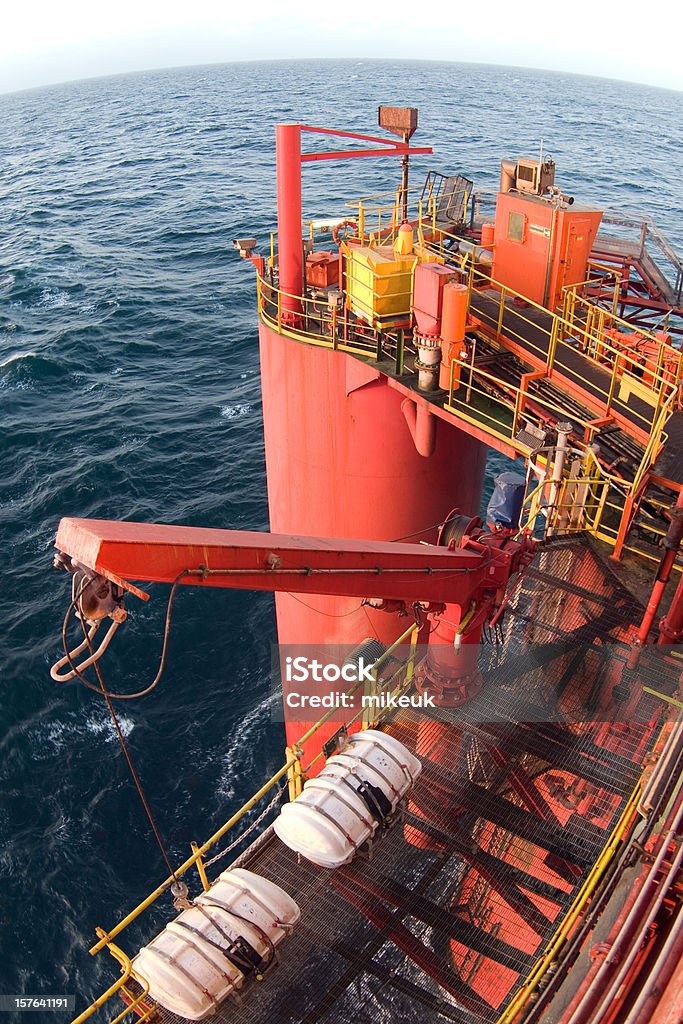 Plateforme de plate-forme pétrolière sur mer - Photo de Chaloupe libre de droits