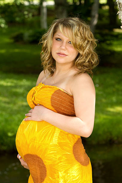adolescente grávida - teenage pregnancy mother social issues family - fotografias e filmes do acervo