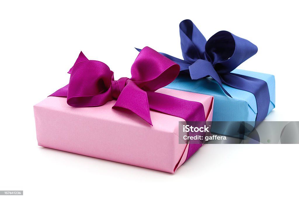 Bleu et rose des boîtes de cadeau avec bow - Photo de Rose libre de droits