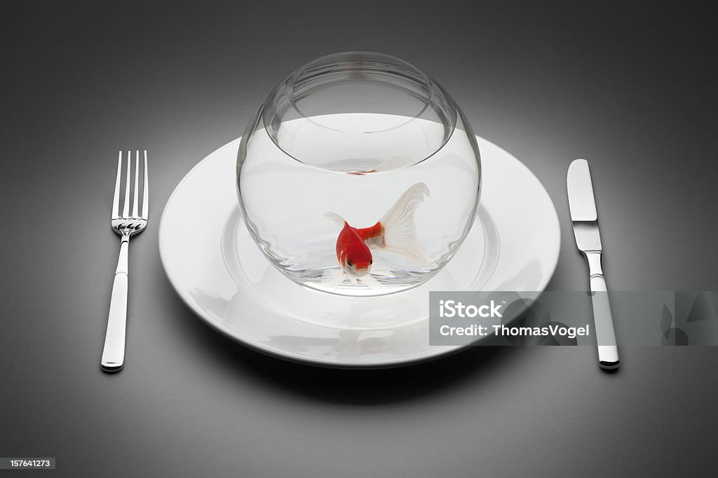 Goldfish, servido em um prato. Comida restaurante Fork Faca de mesa - Foto de stock de Peixinho Dourado royalty-free