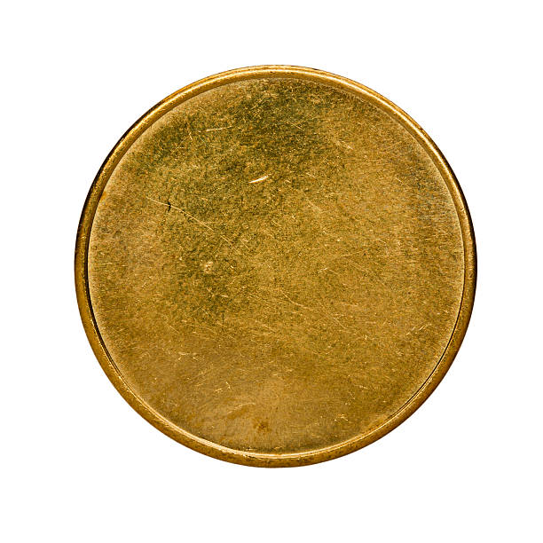 einzelne verwendet leere messing-münze, ansicht von oben, isoliert auf weiss - coin stock-fotos und bilder