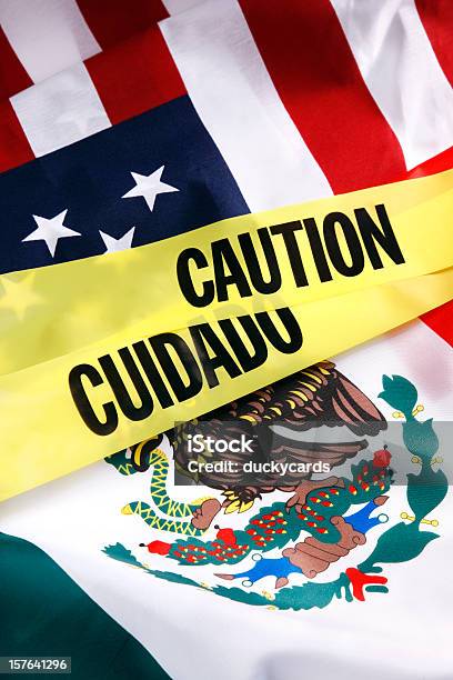 Attenzione Sul Confine Di Stati Uniti E Messico - Fotografie stock e altre immagini di Bandiera - Bandiera, Bandiera nazionale, Bilingue