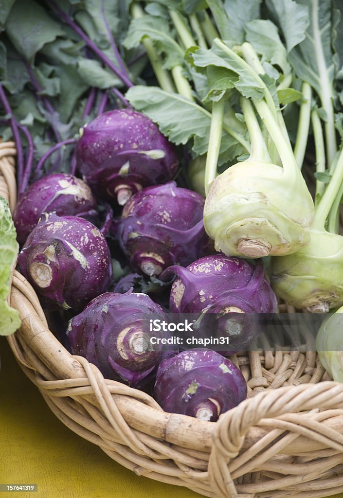 Frische Bio-lila und weiß-Kohlrabi - Lizenzfrei Auslage Stock-Foto