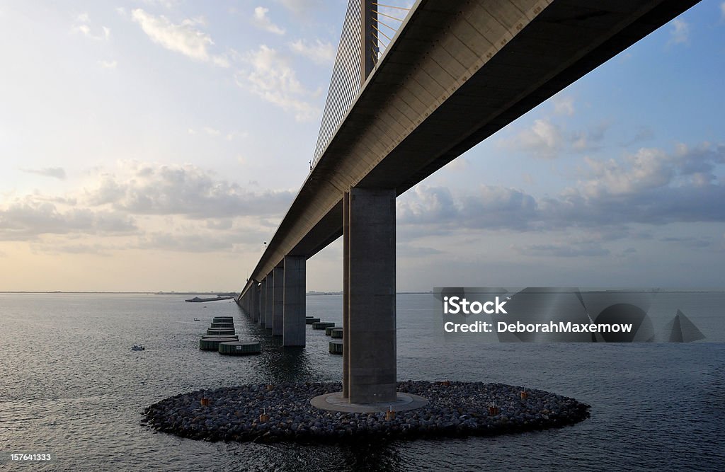 Bob Graham Sunshine Skyway Most Tampa Bay Florida w Zmierzch - Zbiór zdjęć royalty-free (Bez ludzi)