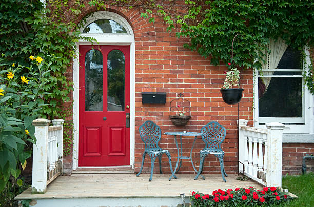 red door - amerikanischer porch stock-fotos und bilder