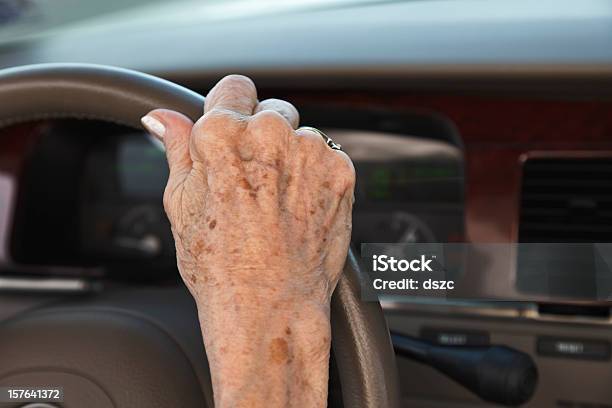 Starszy Kobieta Rękę Na Kierownicy - zdjęcia stockowe i więcej obrazów Plama wątrobowa - Plama wątrobowa, Senior, Samochód