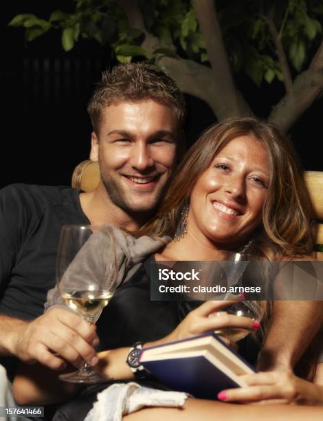 Giovane Coppia Con Un Bicchiere Di Vino Immagine A Colori - Fotografie stock e altre immagini di 20-24 anni