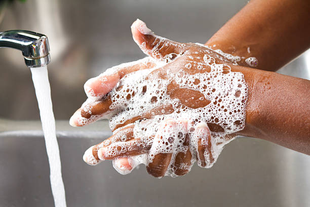 Afro-américaine se laver les mains - Photo