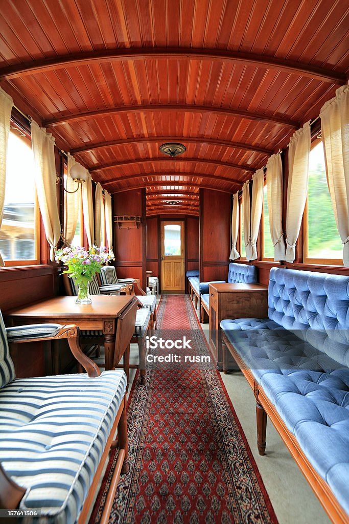 Stary Wnętrze pociągu - Zbiór zdjęć royalty-free (Wagon kolejowy)