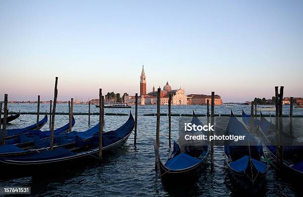 San Giorgio Maggiore Kościół I Gondolami W Wenecji Na Zachód Słońca - zdjęcia stockowe i więcej obrazów Bez ludzi