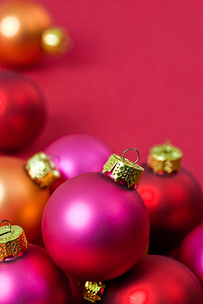 opalescente adornos navideños primer plano - opalescent fotografías e imágenes de stock