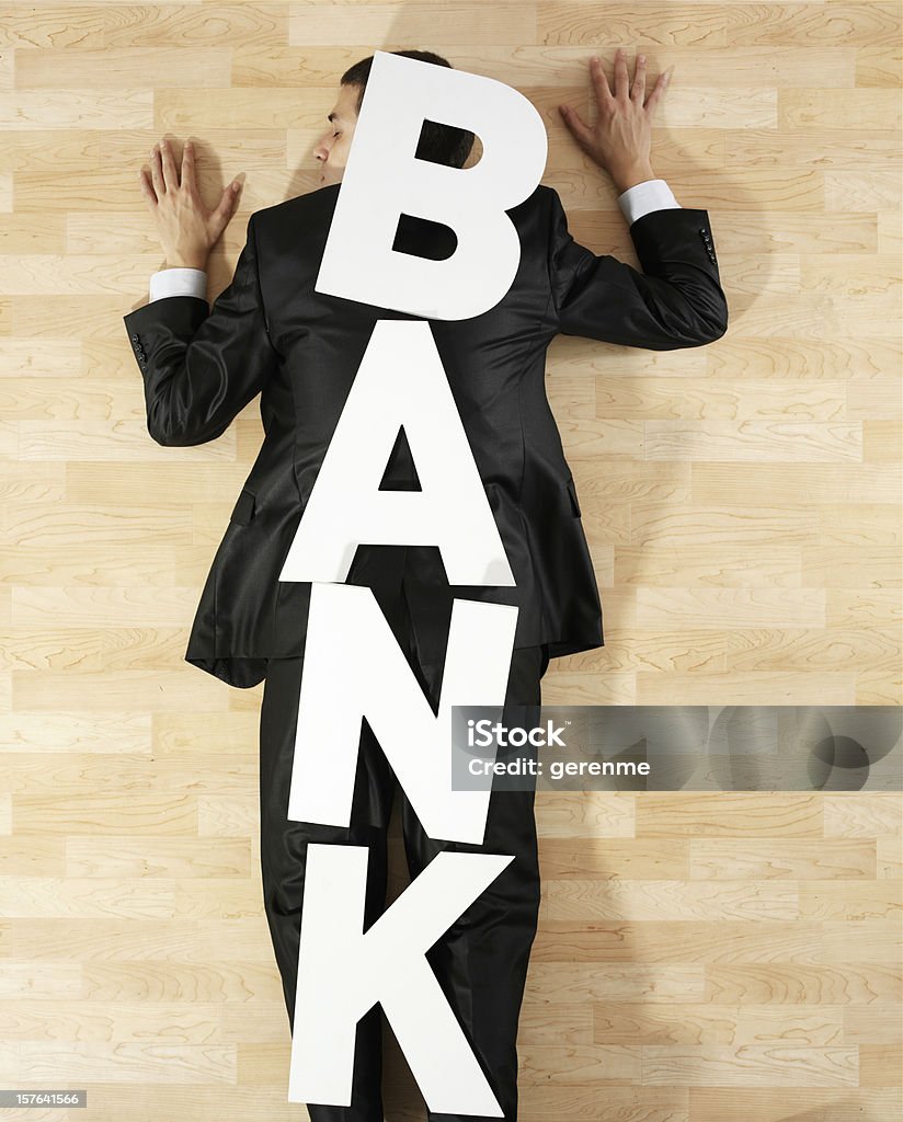 Un homme d’affaires écrasé par la banque - Photo de 20-24 ans libre de droits