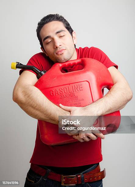 Amor De Gasolina - Fotografias de stock e mais imagens de Lata de Gasolina - Lata de Gasolina, Homens, Abastecer