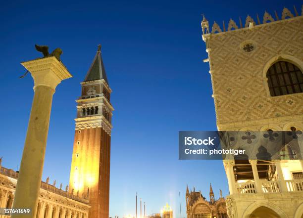 Wenecja Euganejska Przez Noc - zdjęcia stockowe i więcej obrazów Architektura - Architektura, Bez ludzi, Dzwonnica - Wieża