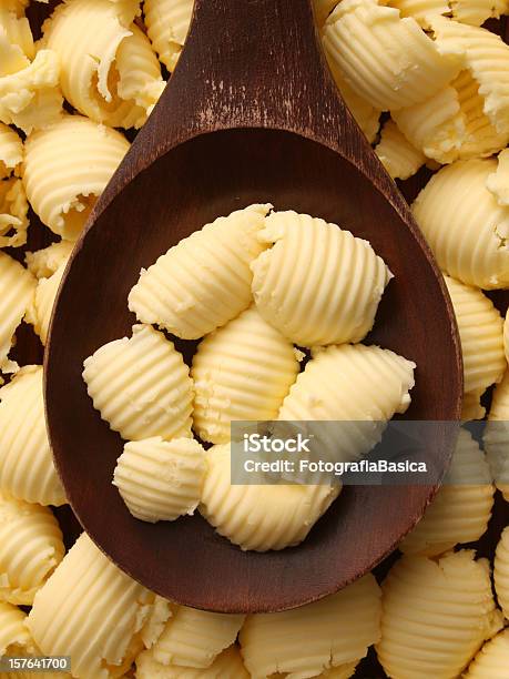 Foto de Pãezinhos Com Manteiga e mais fotos de stock de Manteiga - Manteiga, Rolo, Alimentação Não-saudável