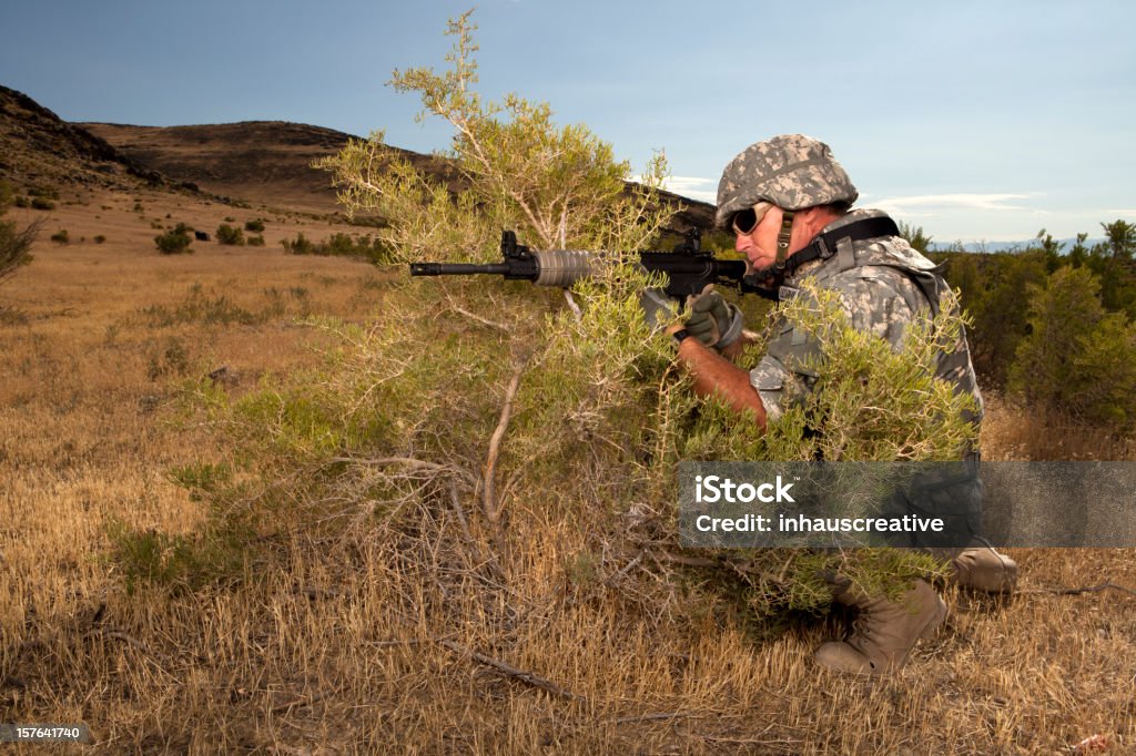 Les opérations militaires soldat en position tactique - Photo de 4 juillet libre de droits