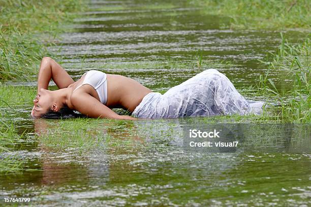 Sexy Indische Frau Im Wasser Stockfoto und mehr Bilder von 20-24 Jahre - 20-24 Jahre, Asiatische Kultur, Asiatischer und Indischer Abstammung