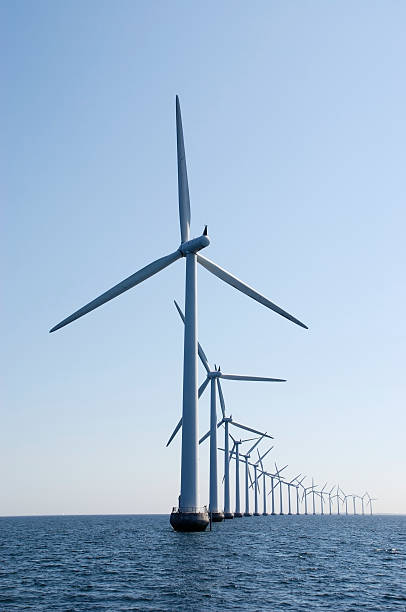 curve von windturbinen auf das meer, vertikal - sea wind turbine turbine wind stock-fotos und bilder
