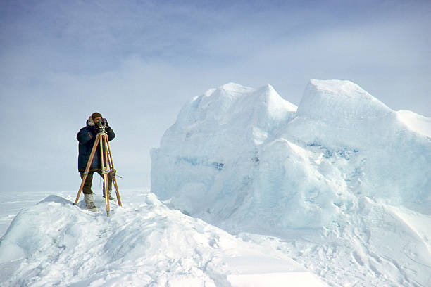 측량사 있는 북극해 - arctic surveyor ice snow 뉴스 사진 이미지