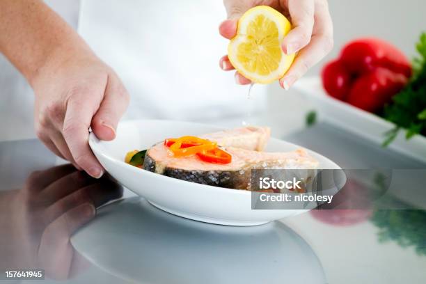 Foto de Tempero De Um Prato De Salmão e mais fotos de stock de Comida - Comida, Limão amarelo, Posicionar