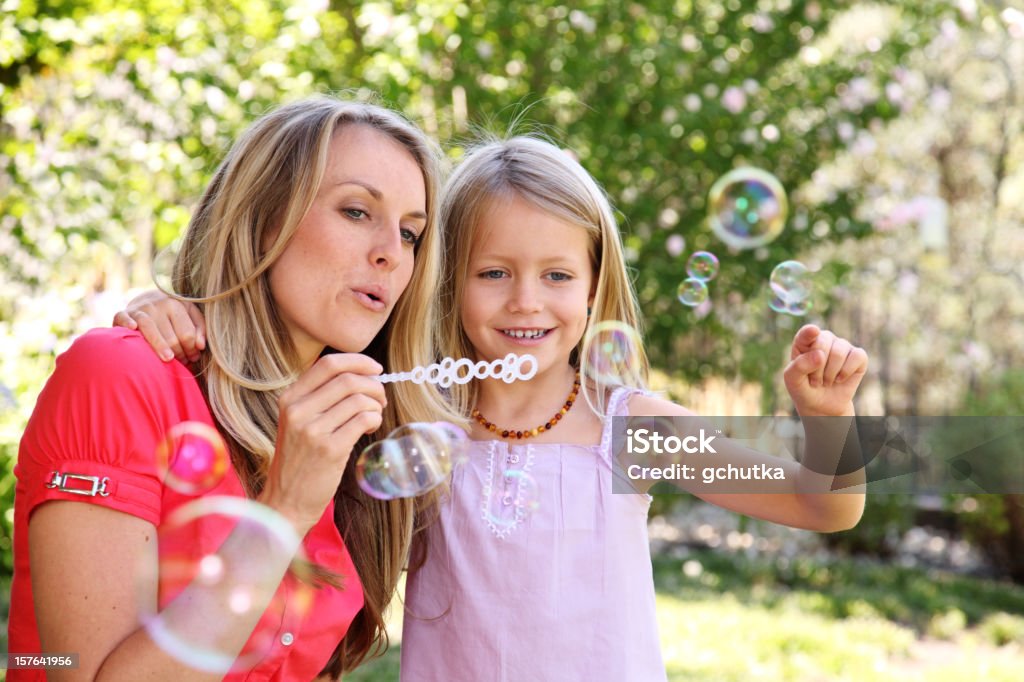 Bulles de savon - Photo de 6-7 ans libre de droits