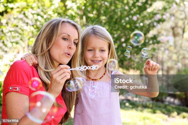 Photo libre de droit de Bulles De Savon banque d'images et plus d'images libres de droit de 6-7 ans - 6-7 ans, Adulte, Adulte d'âge moyen