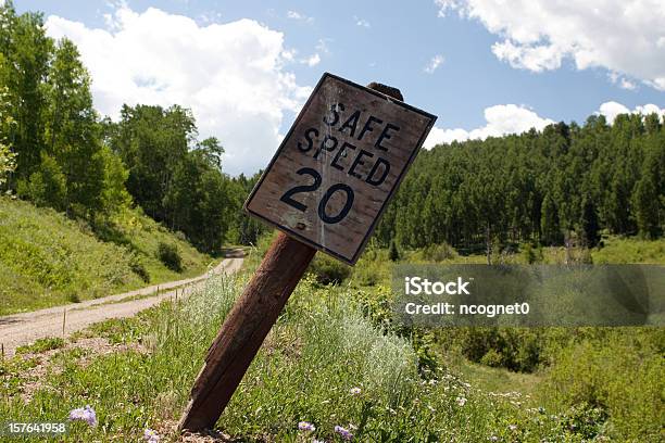 Symbol Auf Alten Schotterstrecke Stockfoto und mehr Bilder von Isoliert - Isoliert, Plakatwand, Altertümlich