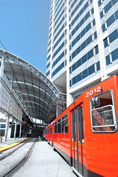 サンディエゴのトラムの駅 - san diego trolley ストックフォトと画像