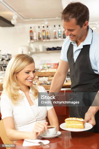 Ober Beim Servieren Von Kunden Im Coffee Shop Stockfoto und mehr Bilder von Kellnerberuf - Kellnerberuf, Kuchen, Arbeiten