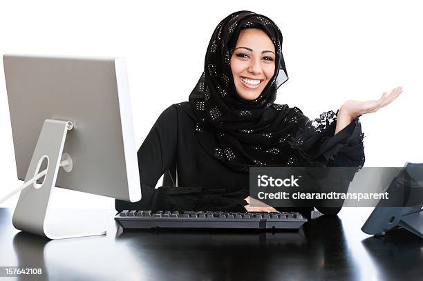 Foto de Garota Feliz Escritório Árabe e mais fotos de stock de Mulheres - Mulheres, Arábia Saudita, Qatar