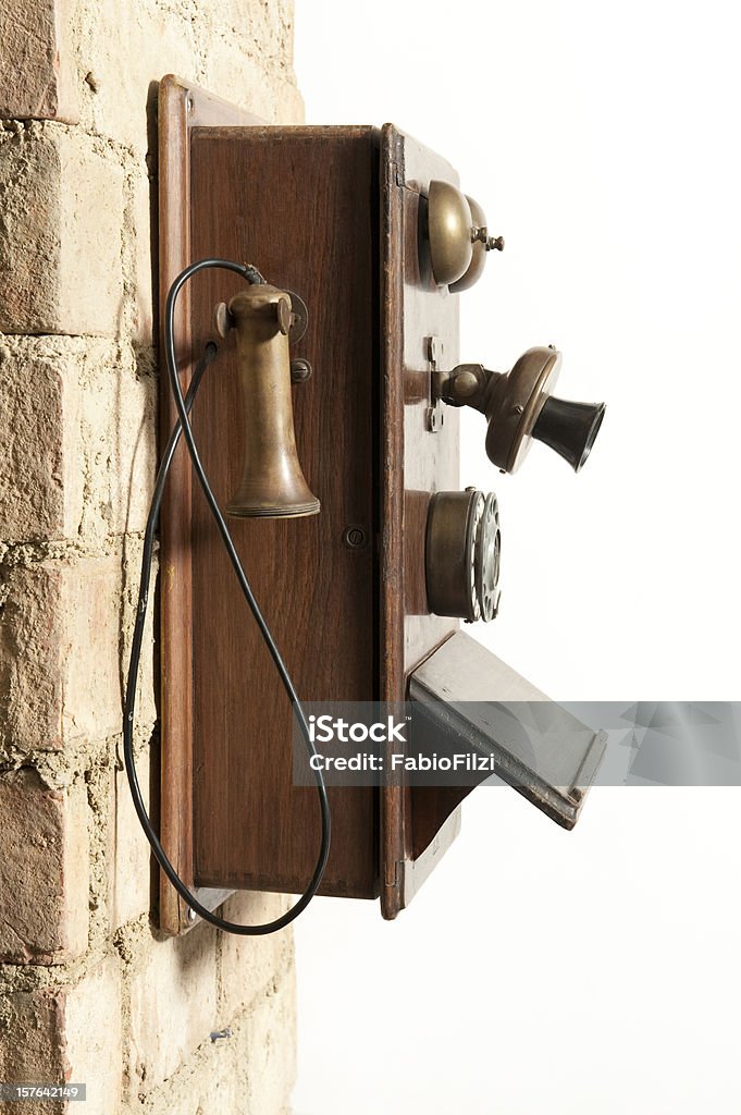 Telefone antigo na parede - Foto de stock de Eletricidade royalty-free