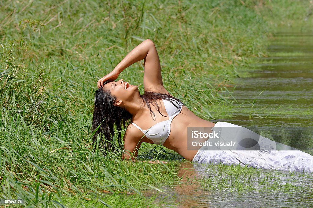 sexy indische Frau Lachen im Wasser - Lizenzfrei Bikini Stock-Foto