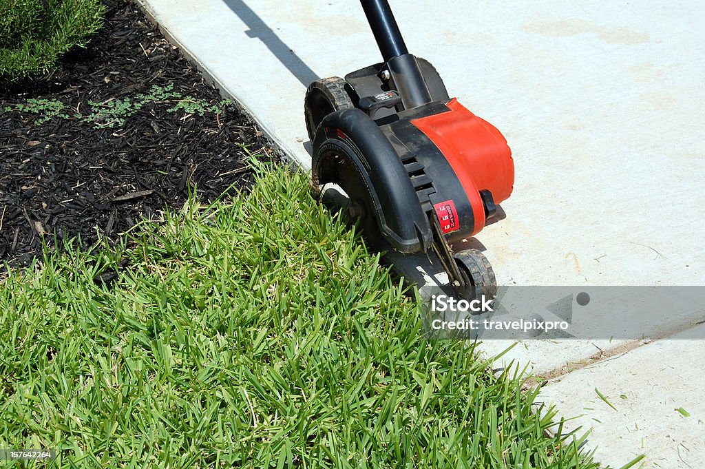 Giardino rifilatrici in azione - Foto stock royalty-free di Giardino domestico