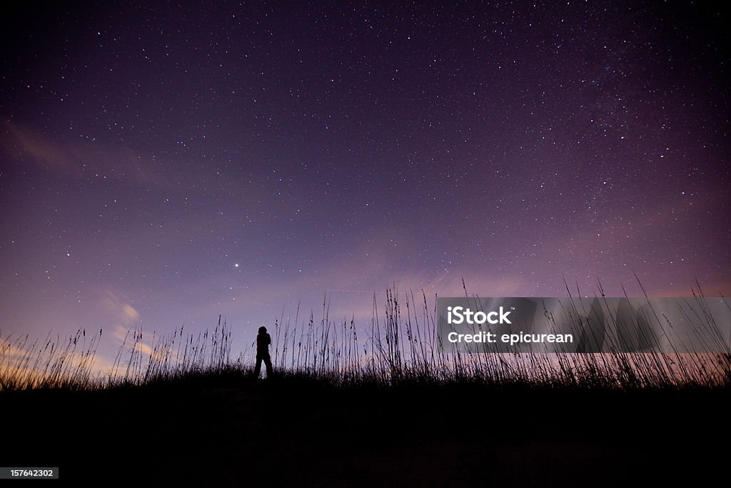 Solitary figura admira o céu em uma clara estrelado - Foto de stock de Noite royalty-free