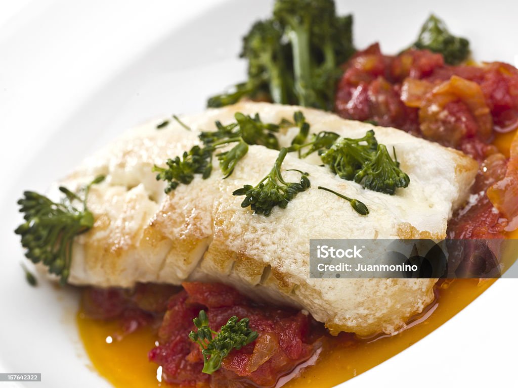 Filetto di merluzzo con salsa di pomodoro - Foto stock royalty-free di Merluzzo
