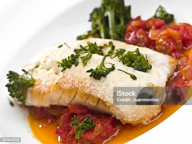 Filetto Di Merluzzo Con Salsa Di Pomodoro - Fotografie stock e altre immagini di Merluzzo - Merluzzo, Marinara, Salsa di pomodoro