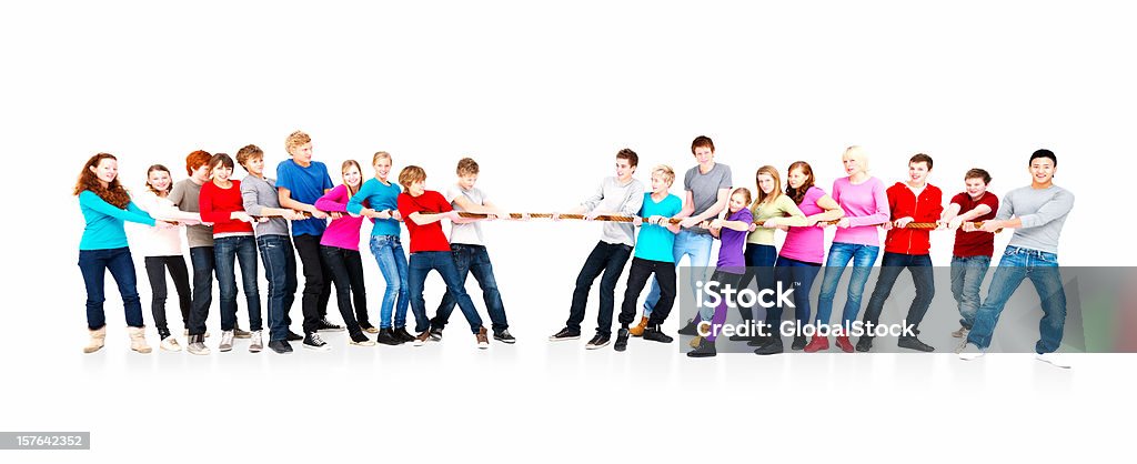 Adolescentes Meninos e meninas jogando cabo de guerra - Foto de stock de Corda royalty-free