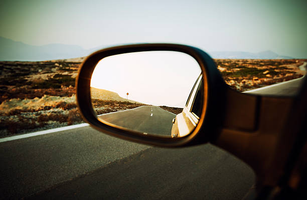 roadtrip in der hinteren seite spiegel - rear view mirror car mirror rear view stock-fotos und bilder