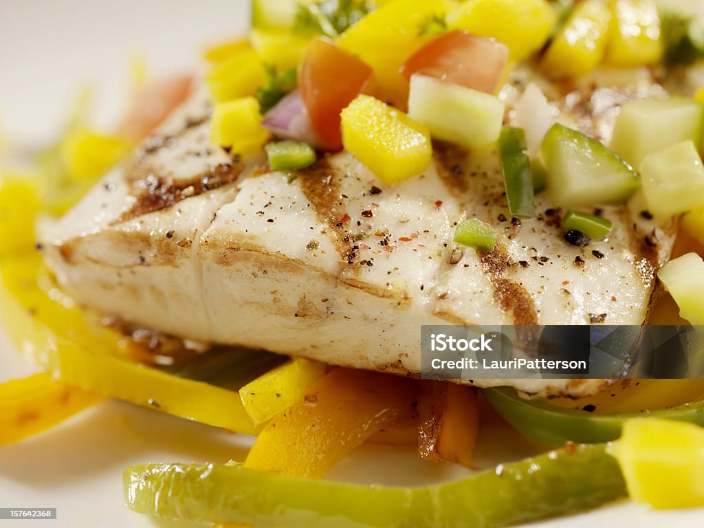 Gegrillter Heilbutt mit Mango-Salsa und geröstete Paprikaschoten - Lizenzfrei Große Goldmakrele Stock-Foto