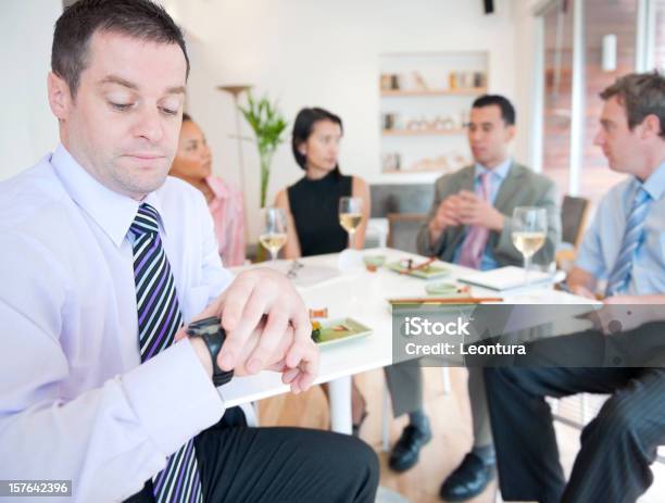 Noia - Fotografie stock e altre immagini di Guardare con attenzione - Guardare con attenzione, Noia, Orologio da polso o da tasca