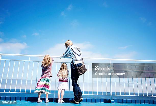 Family On Ferry Stockfoto en meer beelden van Veerboot - Veerboot, Familie, Dek