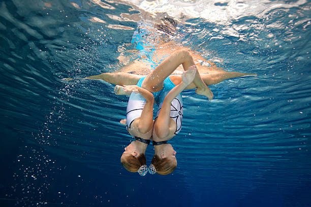 bellissimo nuoto sincronizzato unità - synchronized swimming swimming sport symmetry foto e immagini stock