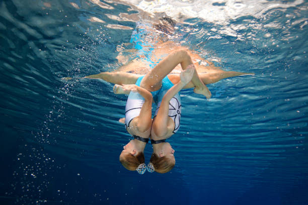 bela natação sincronizada unidade - synchronized swimming swimming sport symmetry imagens e fotografias de stock