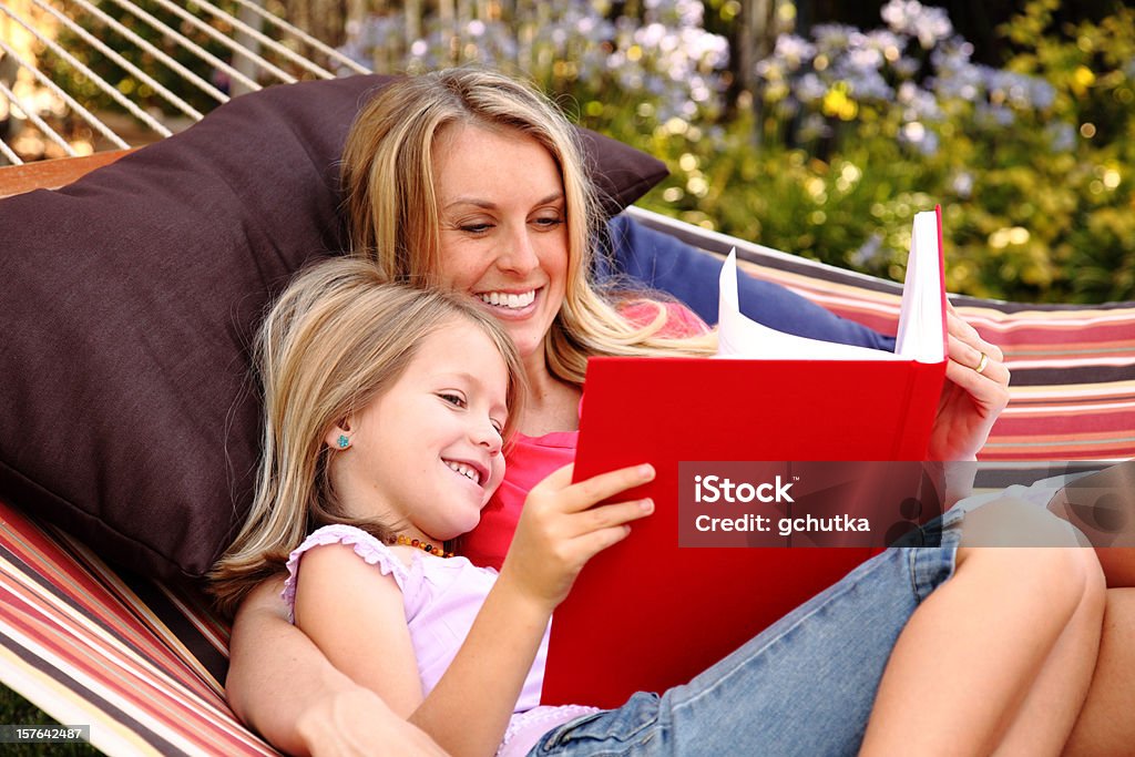 Madre e figlia lettura - Foto stock royalty-free di Amaca