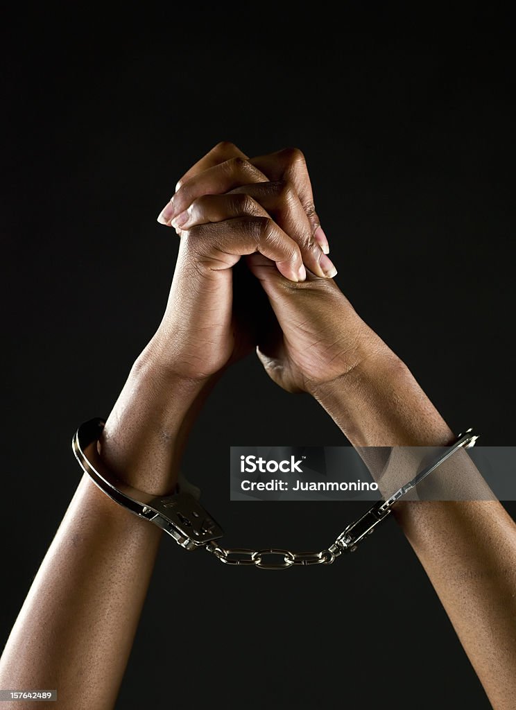 Handcuffed mãos - Foto de stock de Algema royalty-free