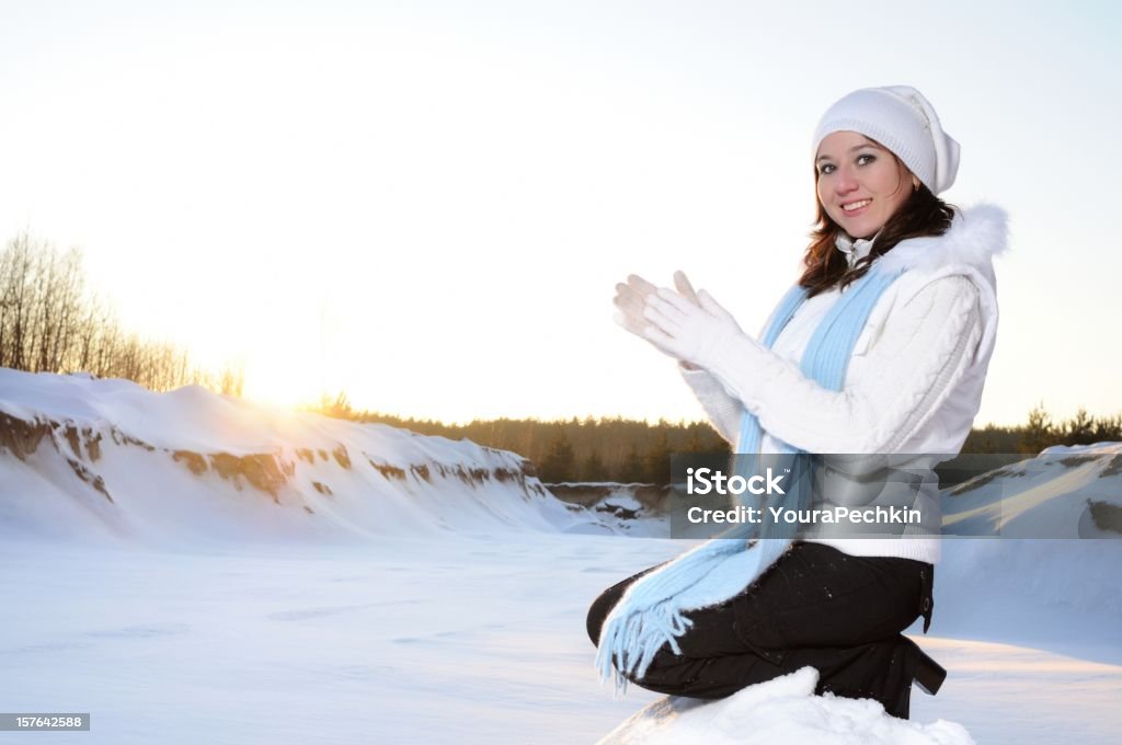 Portrait d'hiver avec soleil - Photo de 20-24 ans libre de droits