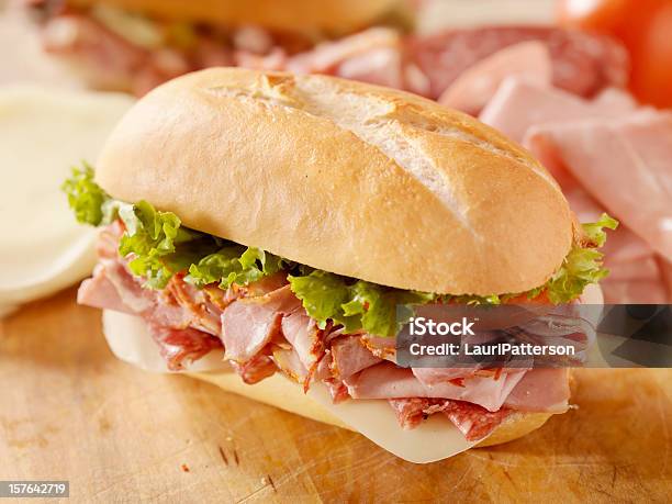 Sandwich Tradizionale Italiana - Fotografie stock e altre immagini di Negozio di specialità gastronomiche - Negozio di specialità gastronomiche, Panino ripieno, Prosciutto